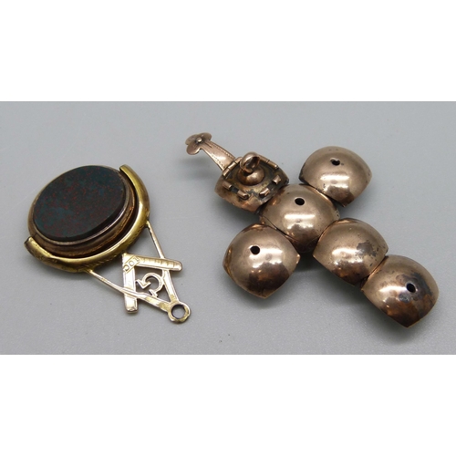 975 - A Masonic swivel pendant and a Masonic ball pendant, a/f