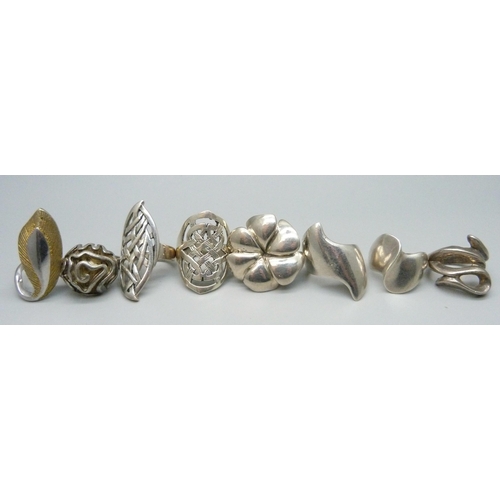 979 - Seven silver large chunky rings, and one unmarked white metal ring, up to 38mm, 71g