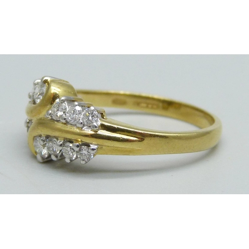 981 - An 18ct gold ring set with 14 diamonds, 4.4g, P/Q