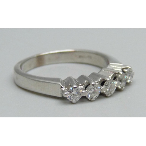 983 - An 18ct white gold ring set with five diamonds, 5g, O