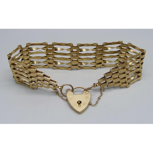 989 - A 9ct gold gate bracelet, 14.5g, 2cm wide