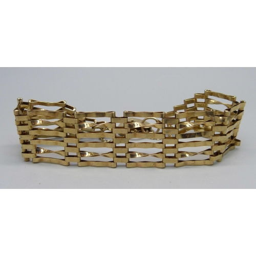 989 - A 9ct gold gate bracelet, 14.5g, 2cm wide