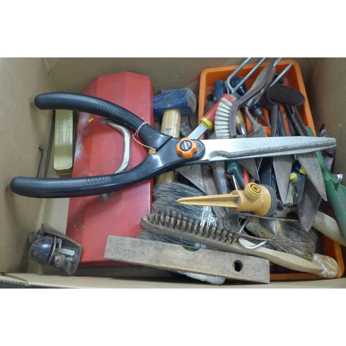 2059 - A quantity of assorted tools including garden shears, a hammer, screwdrivers, a Stanley plane, a Ser... 