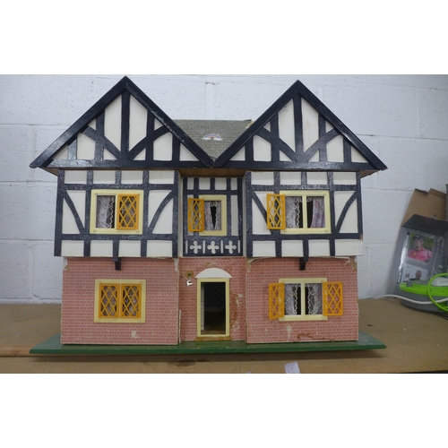 2080 - A cottage style doll's house