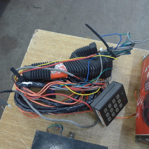 2095 - A self-coded keypad control car alarm and vintage car stereo