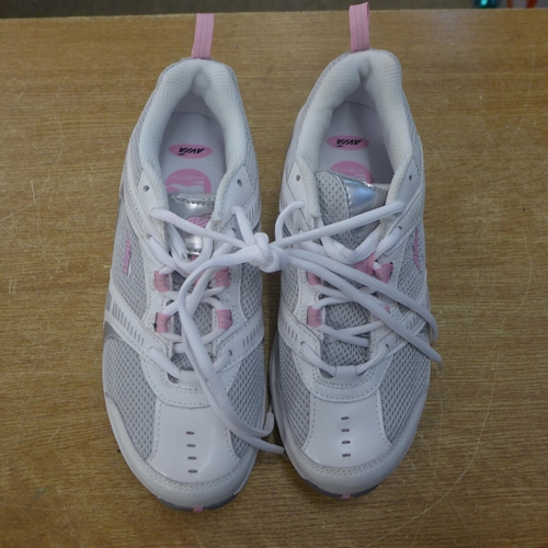 2101 - A pair of Avia lady's trainers - size 4