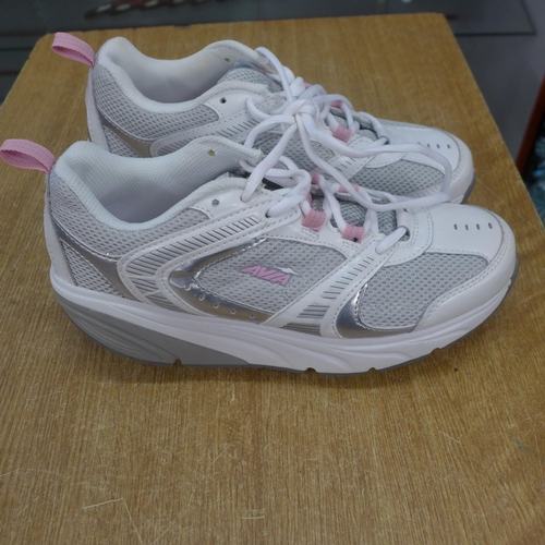 2101 - A pair of Avia lady's trainers - size 4