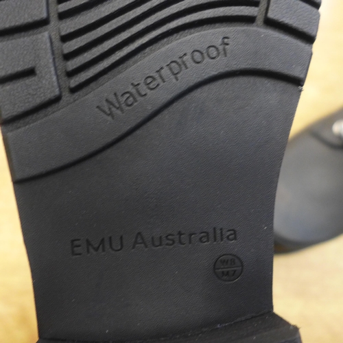 2104 - Emu Australia boots size us 8 - boxed and unused