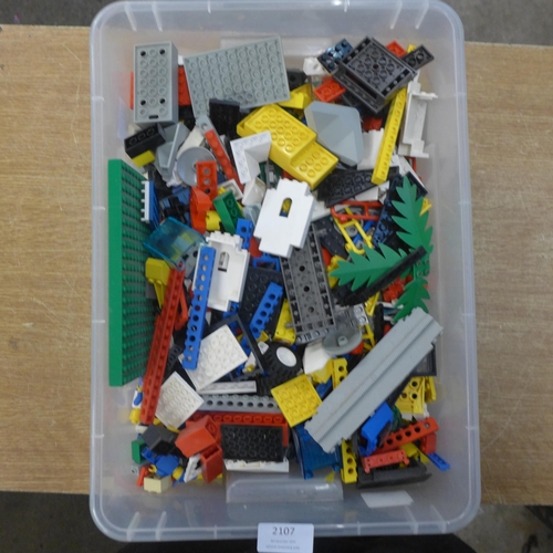 2107 - A large tray of assorted Lego blocks