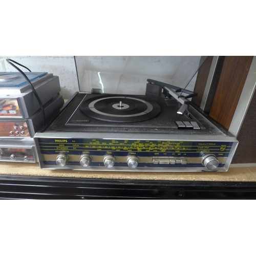 2163 - A Philips radio turntable (I3RF839/1) and a pair of Philips speakers