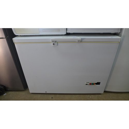 2211J - A Hotpoint 118cm lockable chest freezer - no key - cosmetic damage