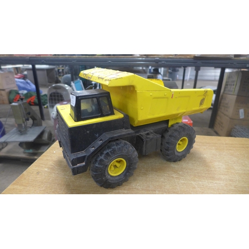 2389 - A Tonka Tin plate toy dumper truck