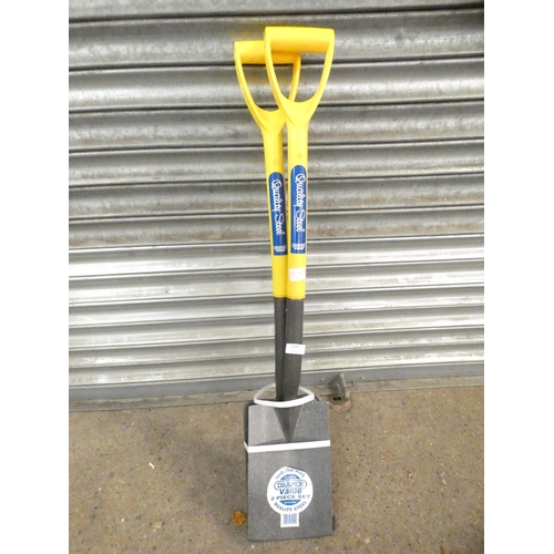 2226 - A Draper garden fork and spade, unused * this lot is subject to VAT