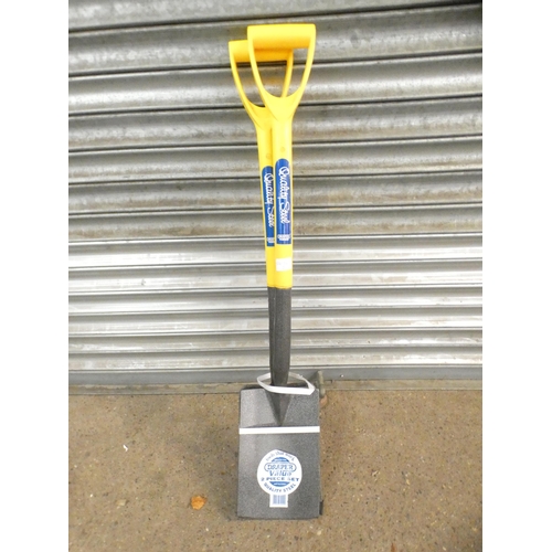 2227 - A Draper garden fork and spade, unused * this lot is subject to VAT