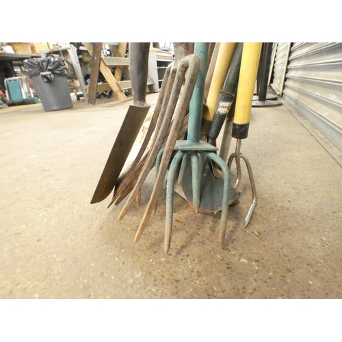 2228 - A quantity of garden tools and other items, including spades, pitchfork, hoes, loppers, ram, spirit ... 