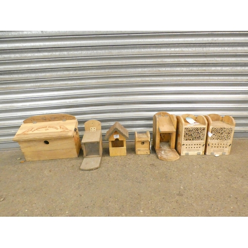 2244 - 7 Assorted animal feeders and bird boxes