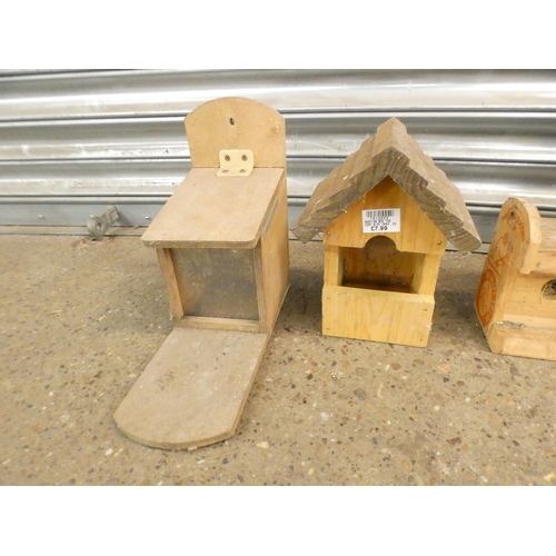 2244 - 7 Assorted animal feeders and bird boxes