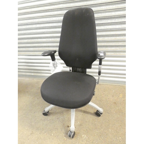 2256 - A black swivel office chair