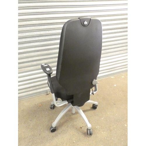 2256 - A black swivel office chair