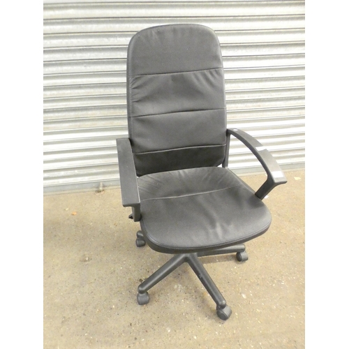 2257 - A black swivel office chair