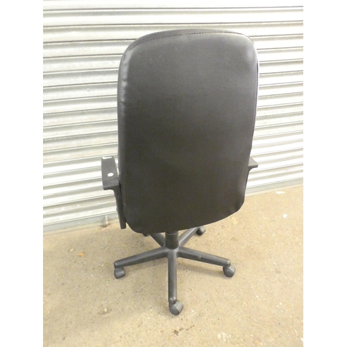 2257 - A black swivel office chair