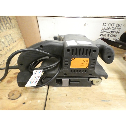 2286 - A 240v 810w electric belt sander