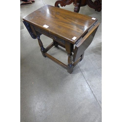 130 - A small oak drop-leaf occasional table