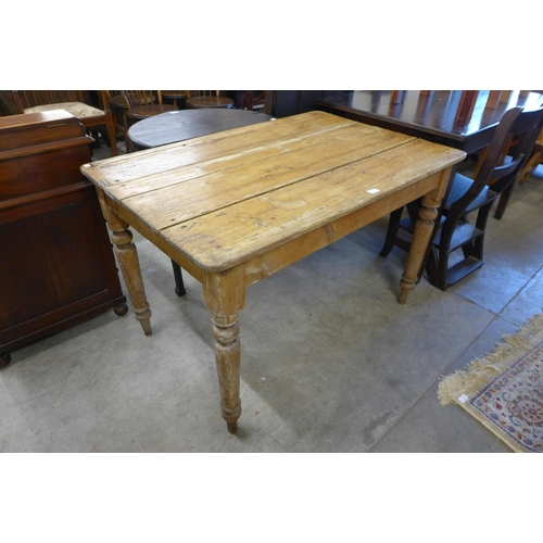 132 - A Victorian pine kitchen table