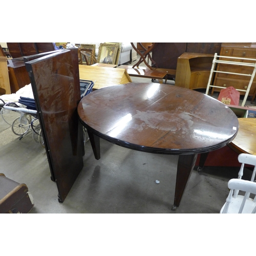 175 - An Edward VII oval mahogany extending dining table