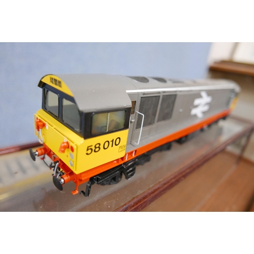 215 - An O scale hand-built class British Railways 58 diesel locomotive on plinth in glass case. The model... 