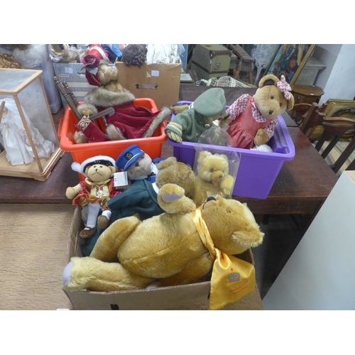 346 - A collection of vintage and later teddy bears