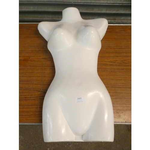 2322 - 5 Female mannequins