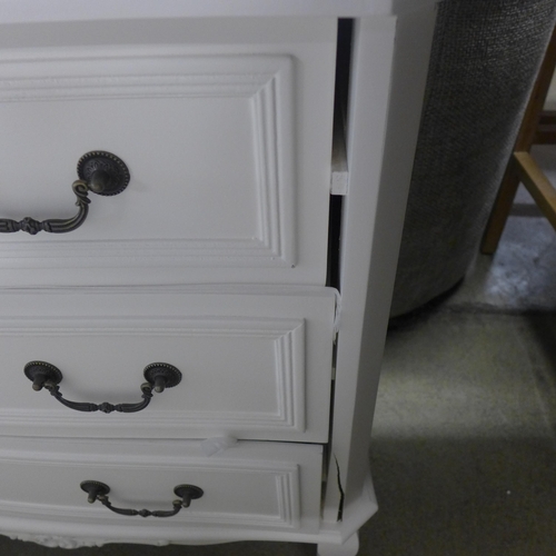 1566 - A white chest of drawers