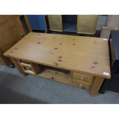 1592 - A pine TV stand