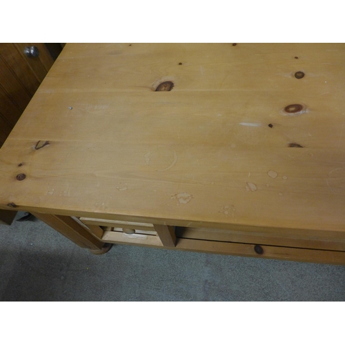 1592 - A pine TV stand