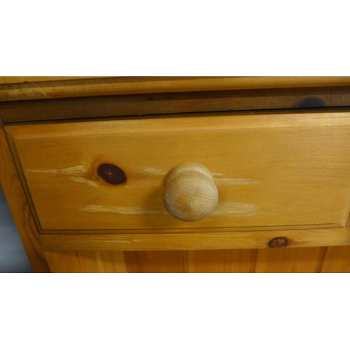 1614 - A pine dresser