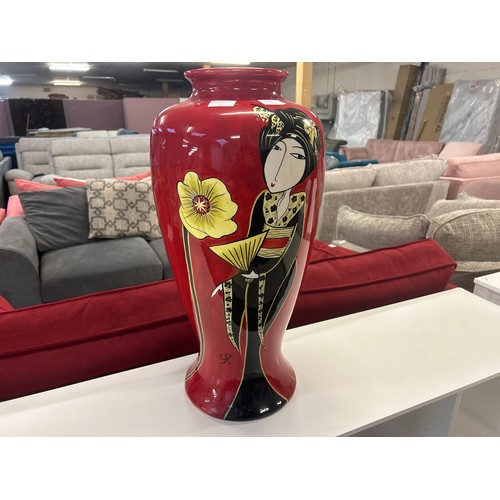 1573 - A large red Chinese vase depicting a lady