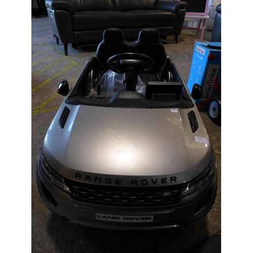 3081 - Child's ride-on silver Range Rover with Charger and Key