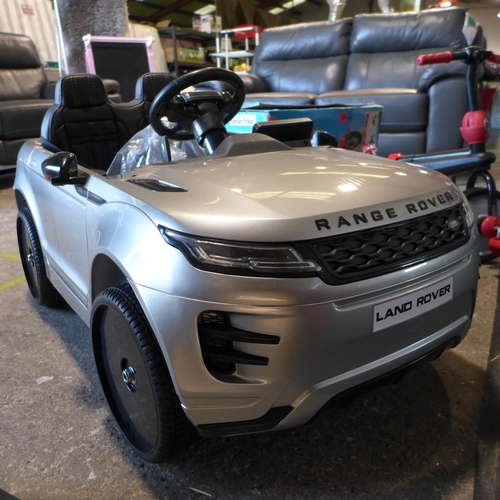 3081 - Child's ride-on silver Range Rover with Charger and Key