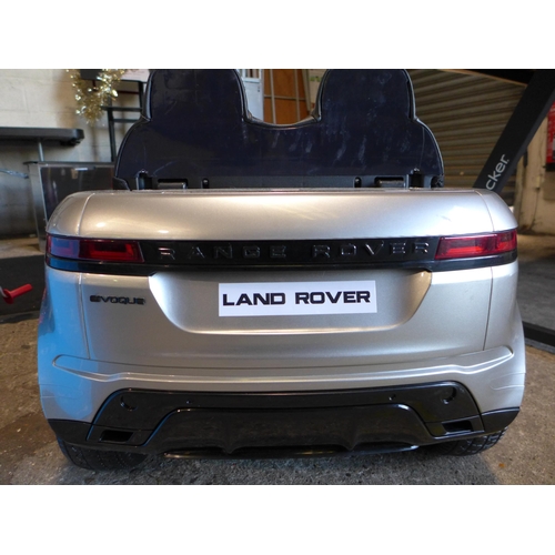 3081 - Child's ride-on silver Range Rover with Charger and Key