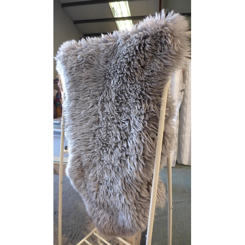 3084 - Grey shaggy rug, 1.8m x 0.63m