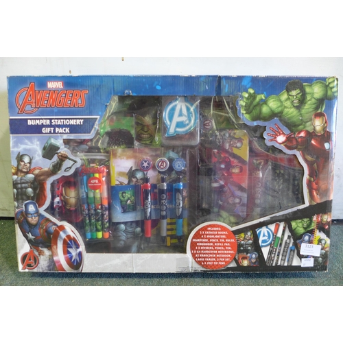 3123 - Marvel Avengers bumper stationery gift pack