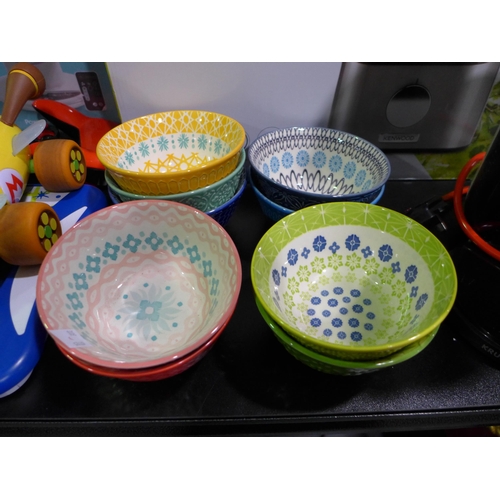 3442 - Organic Kitchen Towel Pack  and Stoneware Bowls   (310-13,18) * This lot is subject to VAT