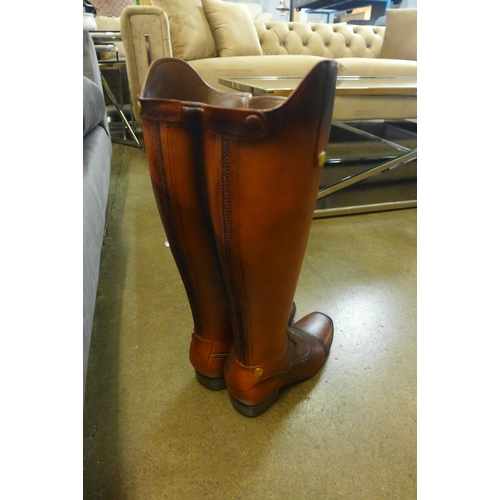 1371 - An umbrella stand in the form of a pair of leather boots (CRT732)