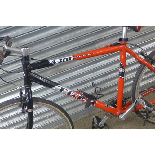 2223 - A Trek 4300 aluminium framed road bike with 19