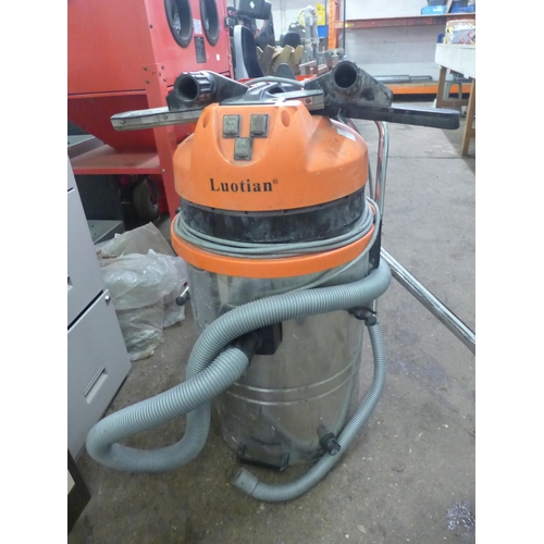 2262 - A Luotian wet & dry vacuum cleaner