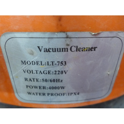 2262 - A Luotian wet & dry vacuum cleaner