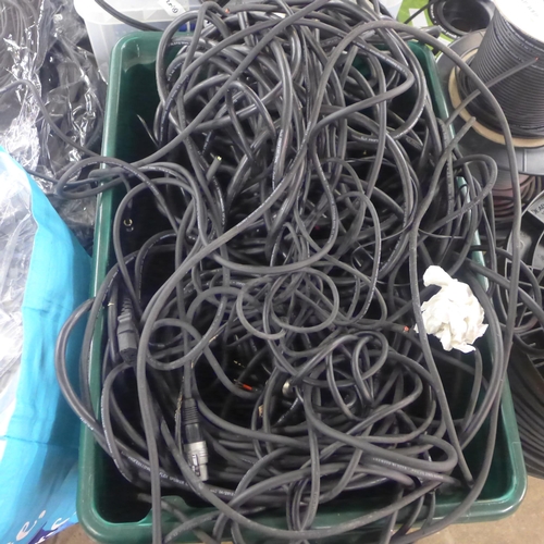 2292 - A large quantity of audio cables