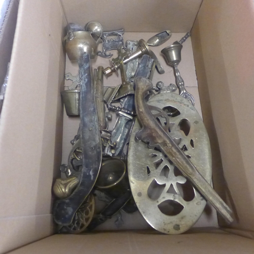 2298 - A box of assorted brass decorative items