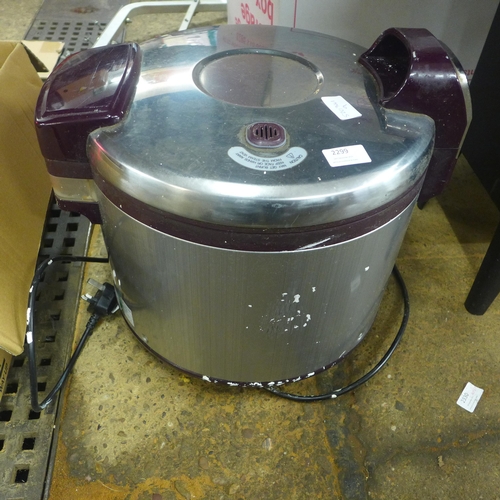 2299 - A large pressure cooker